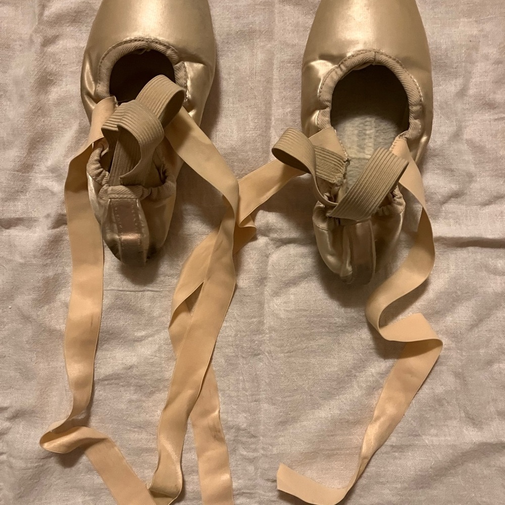 Old very used pointe shoes - Picture 2 of 3